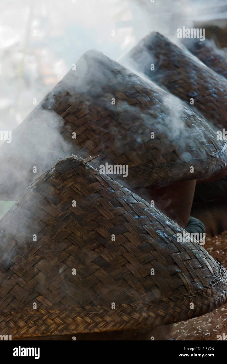 Kochen von Reis in Bambus Wok, Inle-See, Shan State in Myanmar Stockfoto
