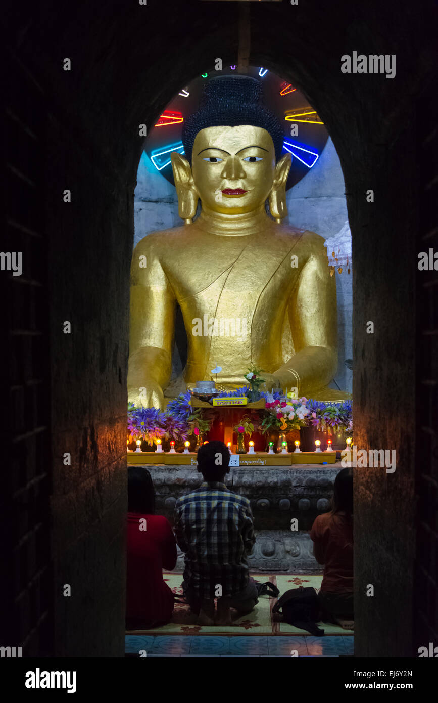 Pilger beten vor buddhistischen Statue in Shitthaung Tempel, Mrauk U, Rakhine State in Myanmar Stockfoto