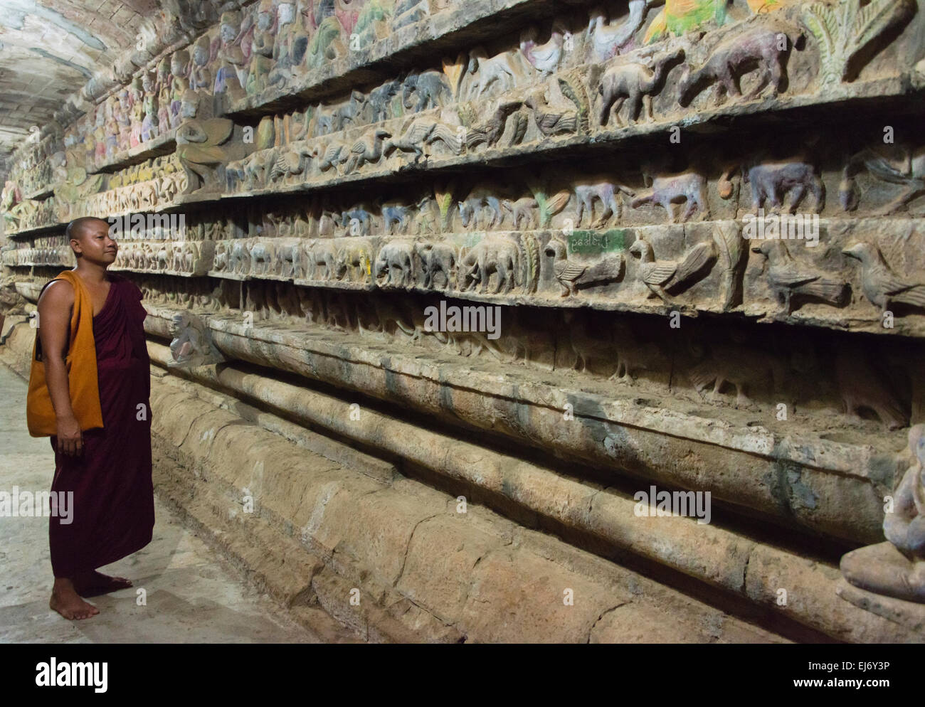 Mönch betrachten Steinbildhauen in Shitthaung Tempel, Mrauk U, Rakhine State in Myanmar Stockfoto