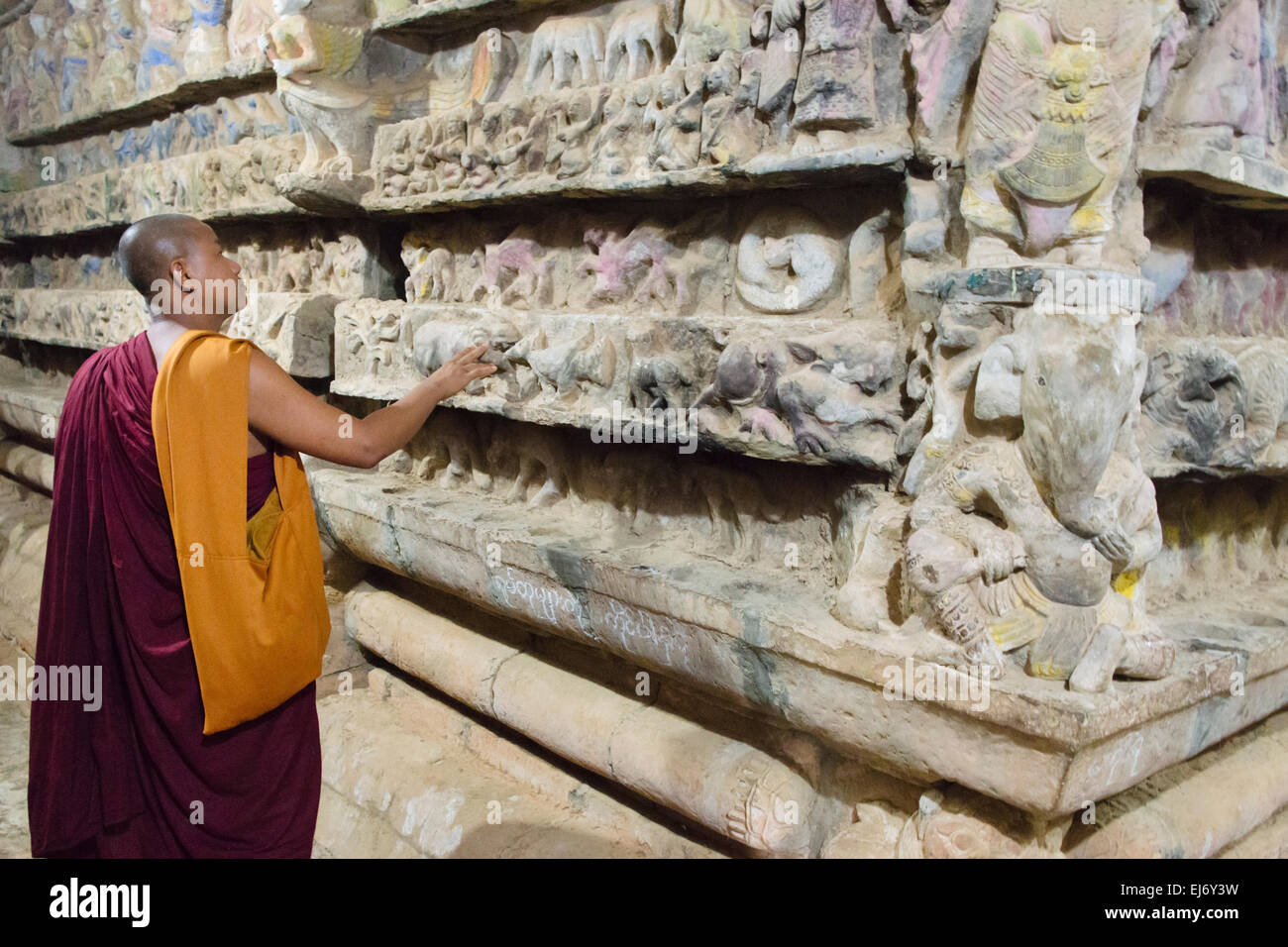 Mönch betrachten Steinbildhauen in Shitthaung Tempel, Mrauk U, Rakhine State in Myanmar Stockfoto