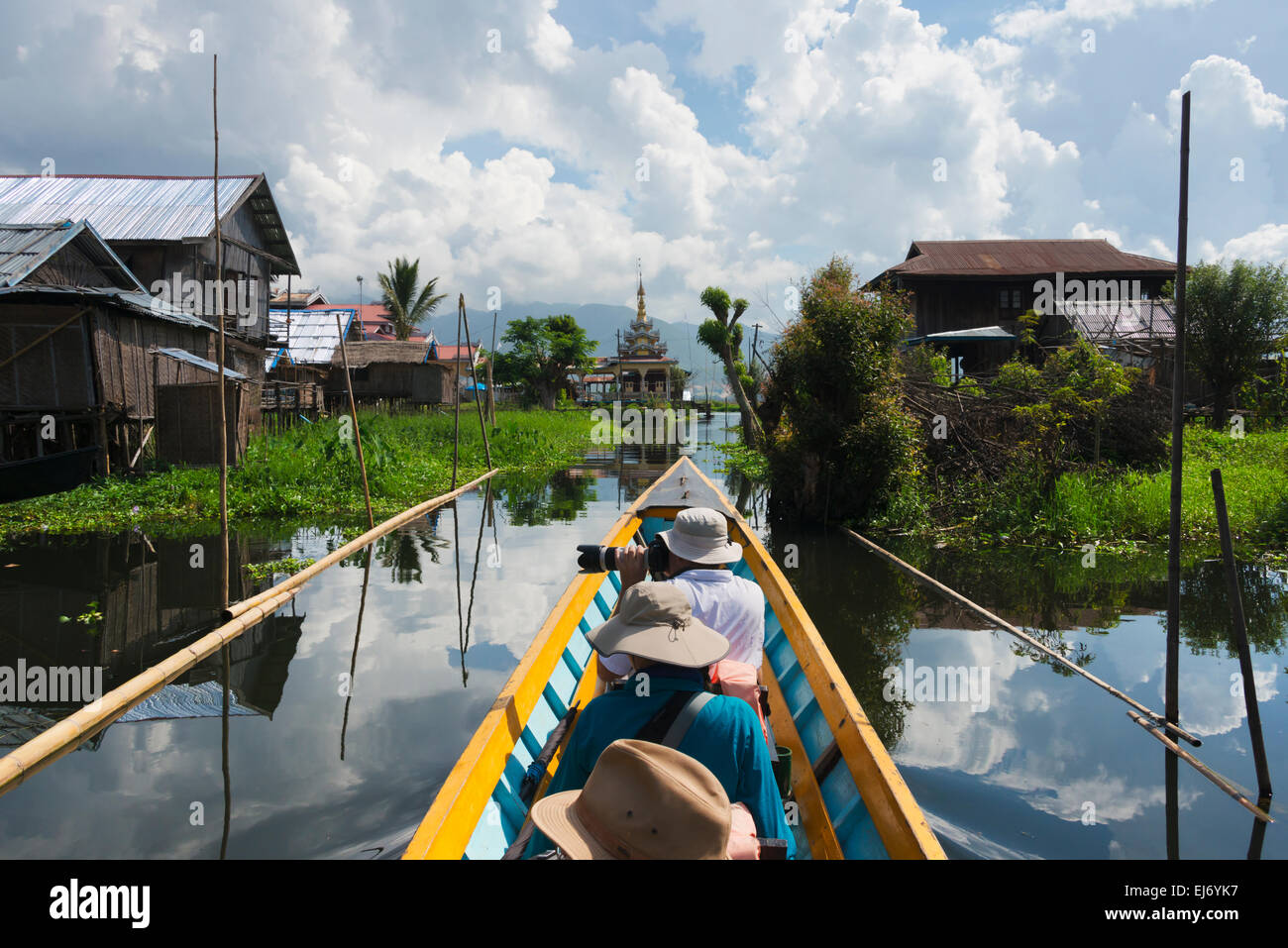 Touristenboot nähert sich schwimmende Dorf, Inle-See, Shan State in Myanmar Stockfoto