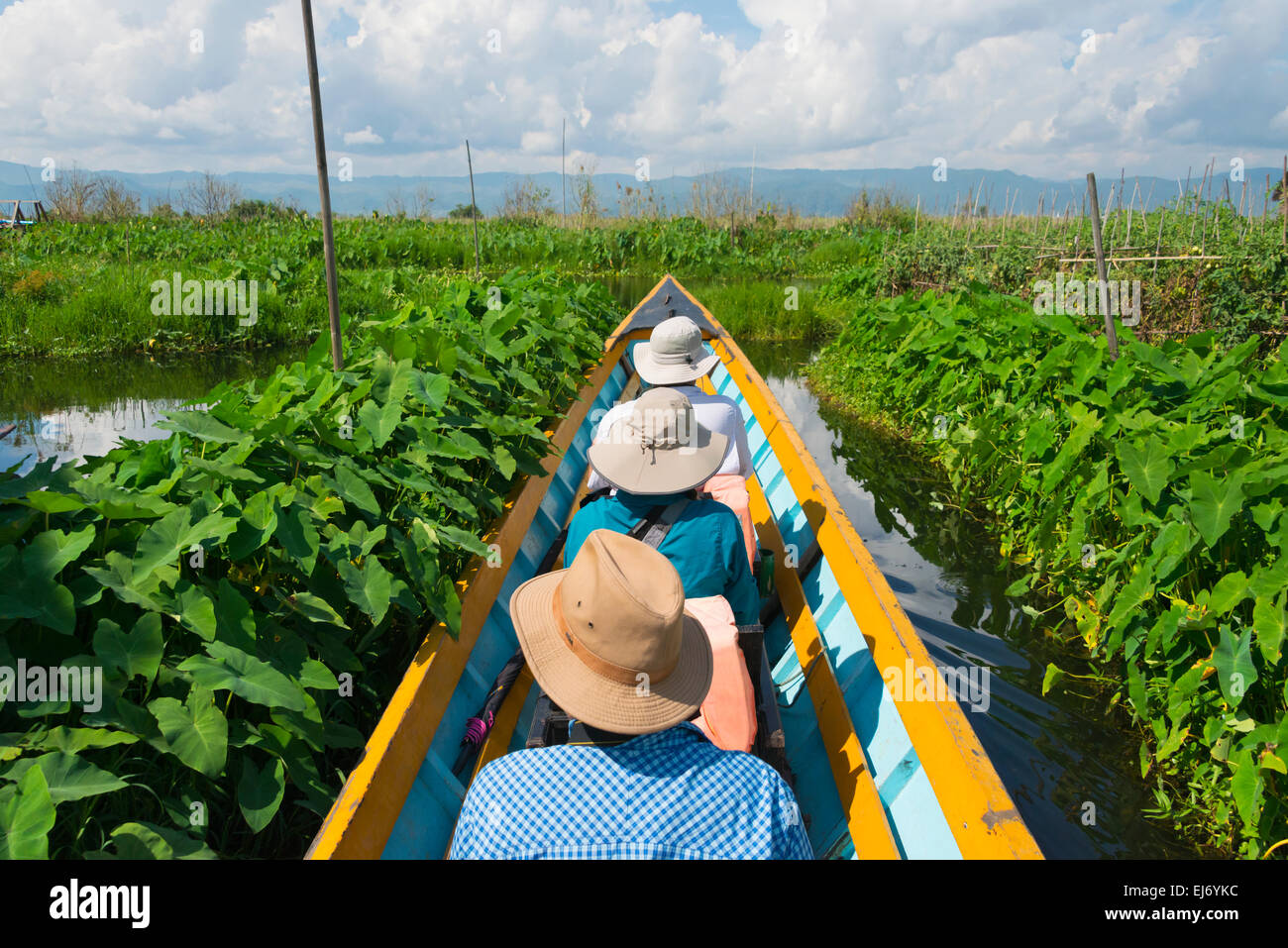 Touristenboot auf der Durchreise schwimmenden Bauernhof am Inle-See, Shan State in Myanmar Stockfoto