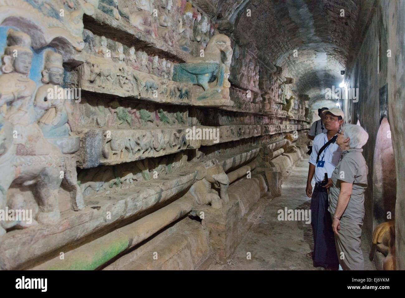 Touristen, die gerade Steinschnitt in Shitthaung Tempel, Mrauk U, Rakhine State in Myanmar Stockfoto