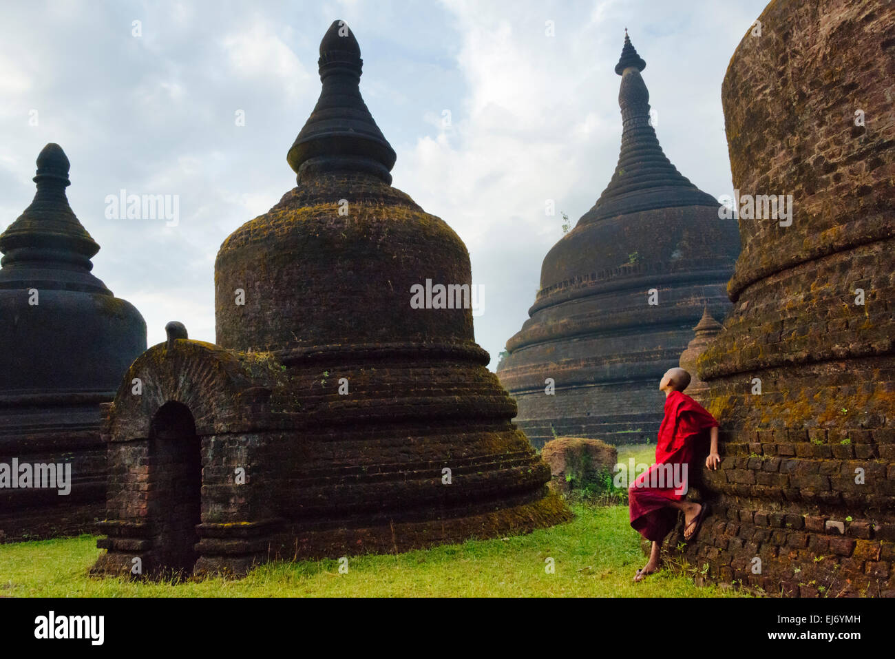 Mönch mit Andaw-Thein Tempel, Mrauk-U, Rakhine State in Myanmar Stockfoto
