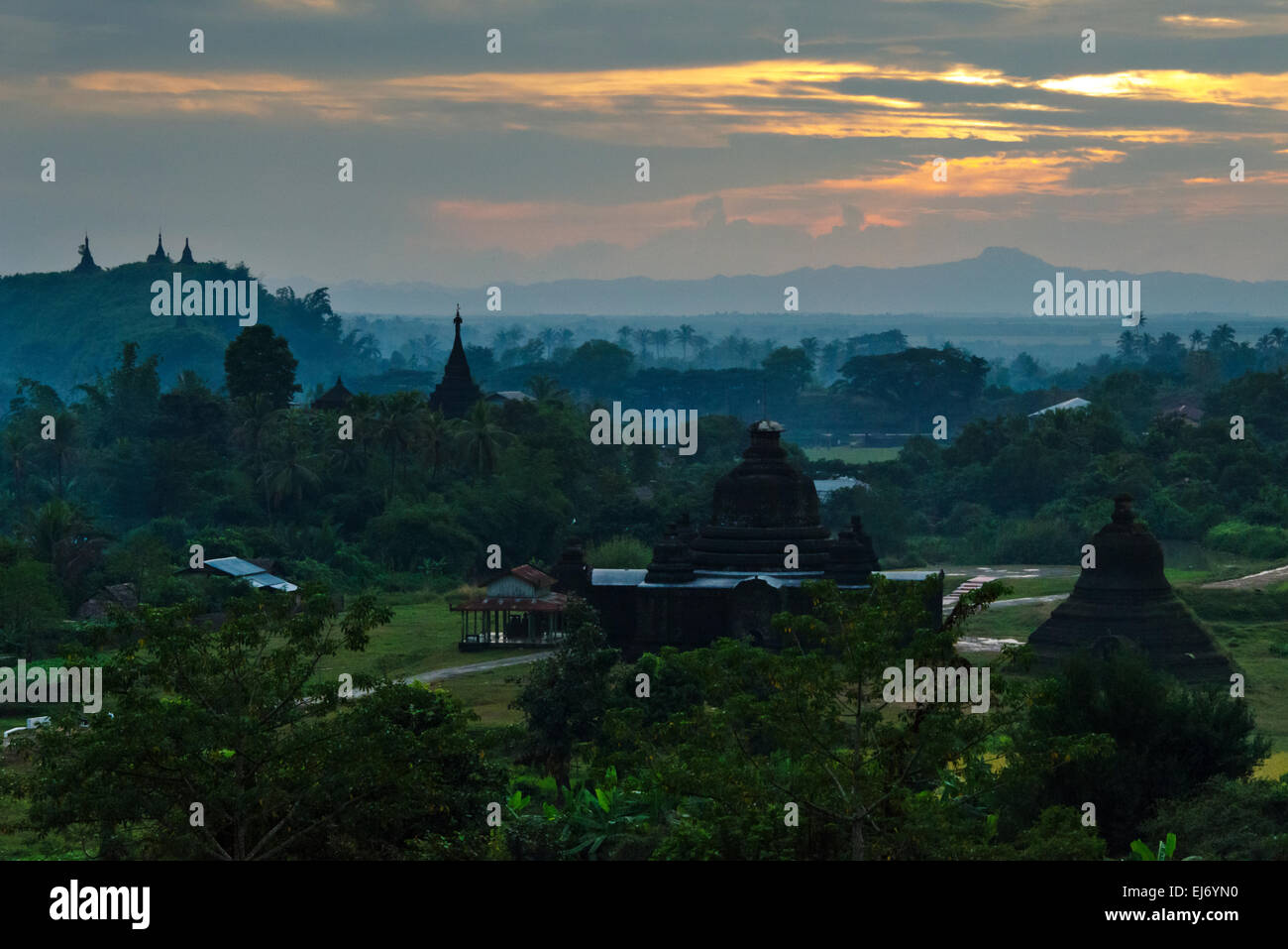 Antike Tempel und Pagoden in den Dschungel bei Sonnenuntergang, Mrauk-U, Rakhine State in Myanmar Stockfoto