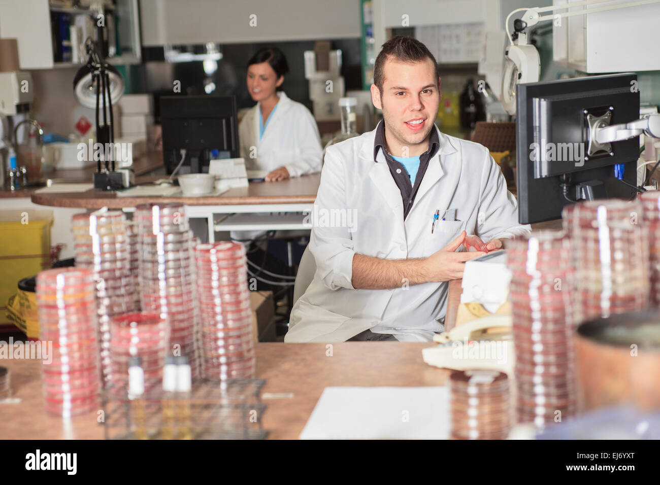 Wissenschaftler bei der Arbeit in einem Labor Stockfoto