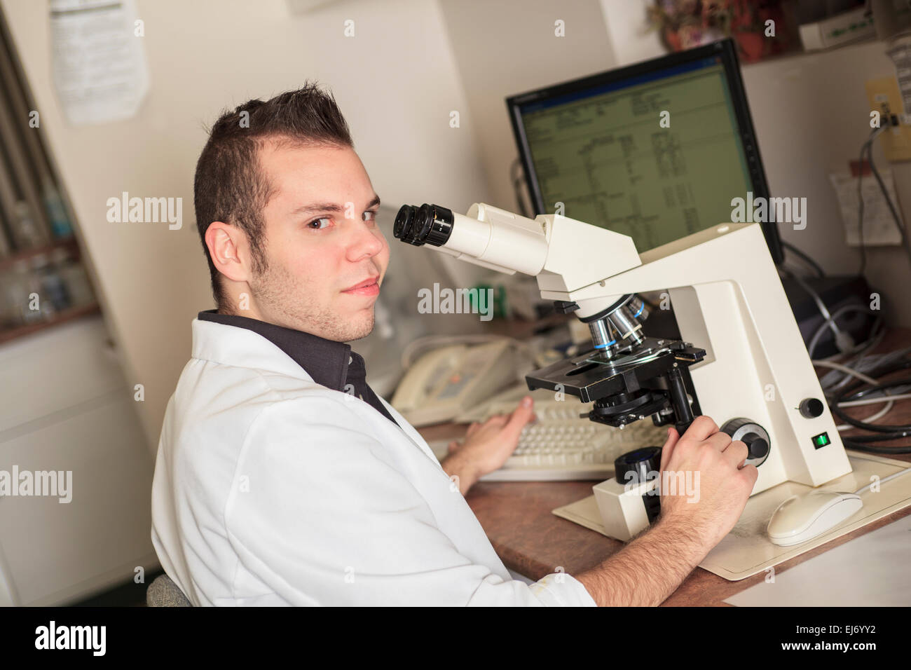 Wissenschaftler bei der Arbeit in einem Labor Stockfoto