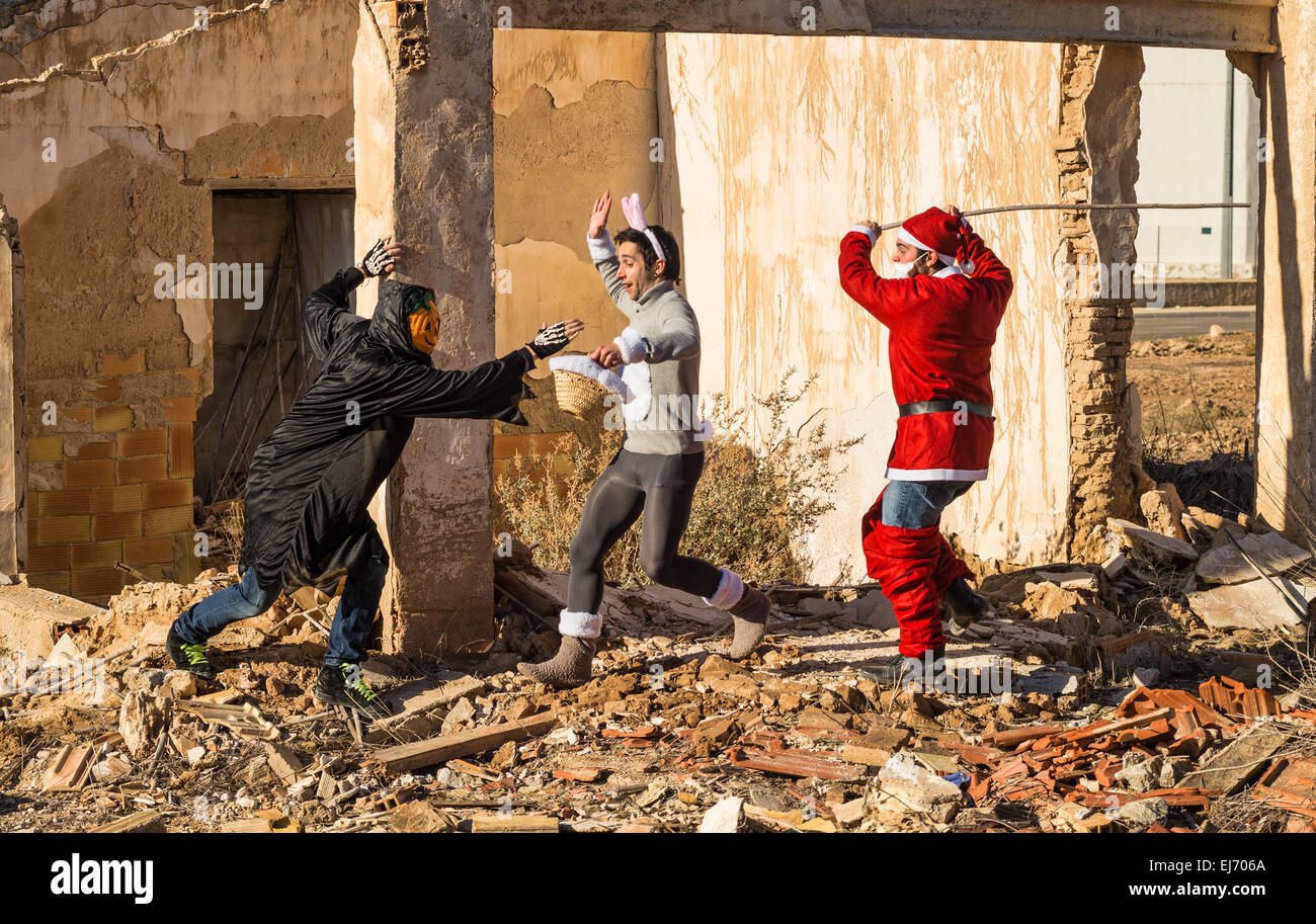 Das Halloween Monster und Santa teaming bis zu den Osterhasen zu jagen Stockfoto
