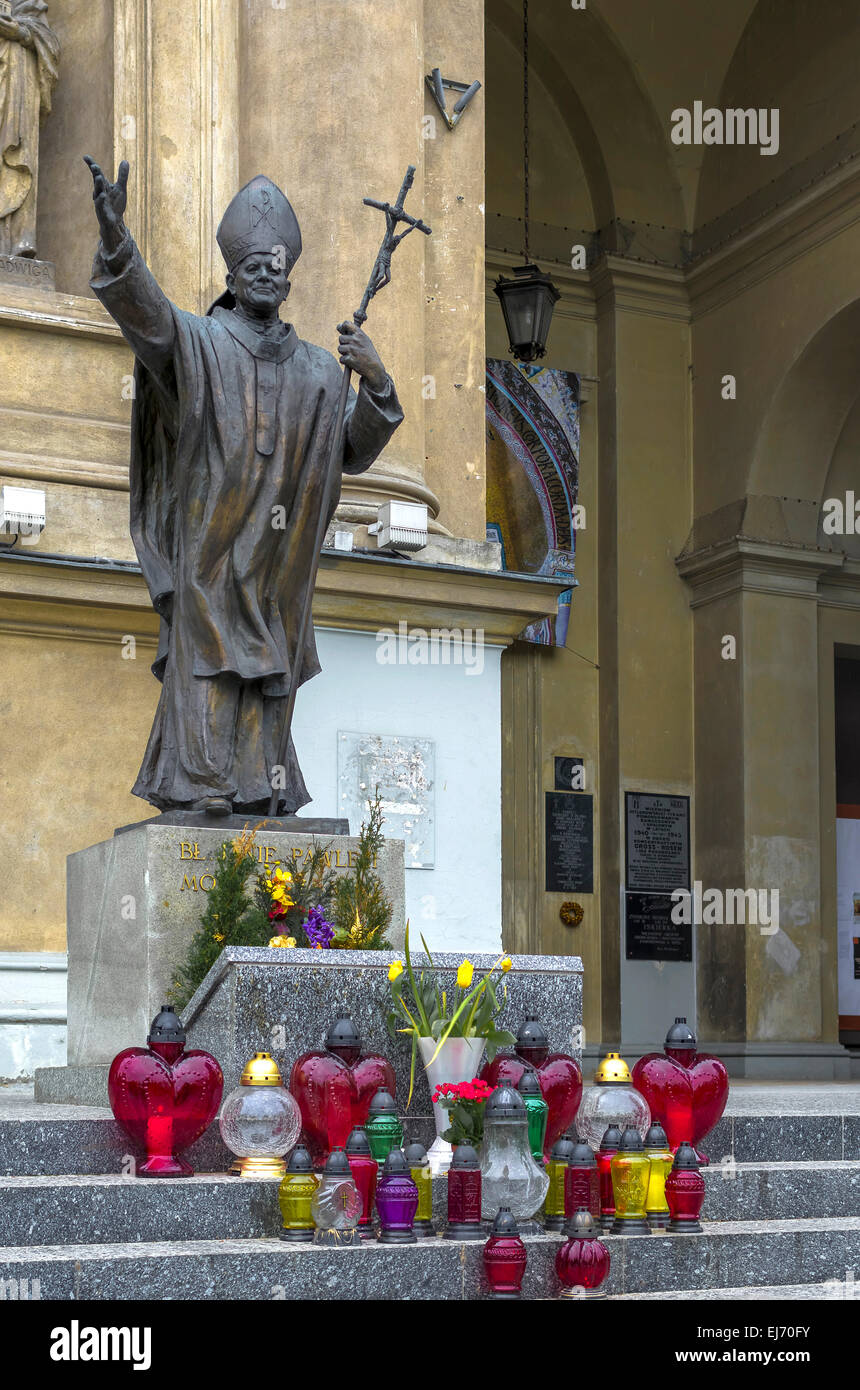Polen, Warschau: Statue von Papst Johannes Paul II. Vor der Allerheiligen-Kirche. Stockfoto