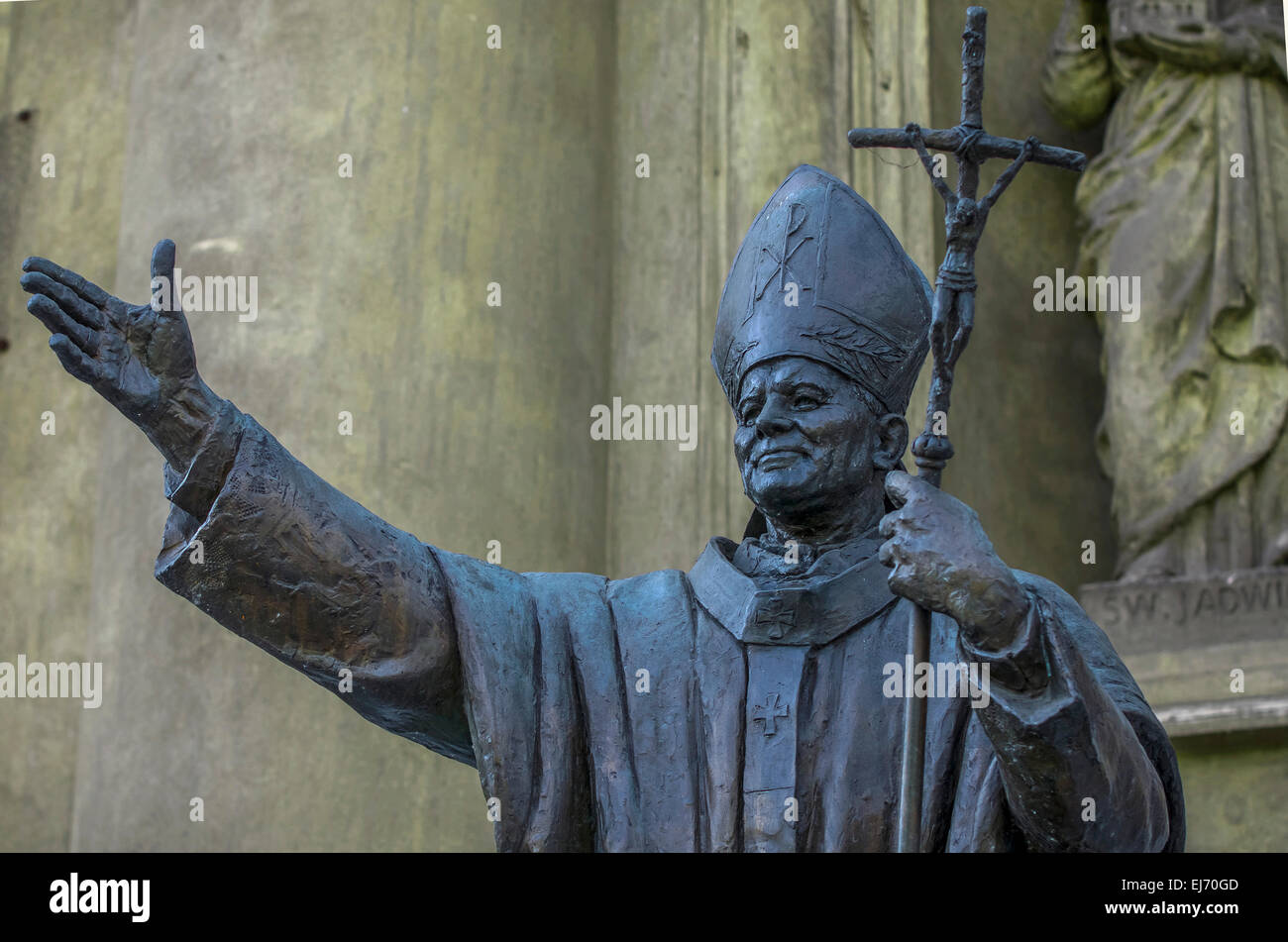 Polen, Warschau: Statue von Papst Johannes Paul II. Vor der Allerheiligen-Kirche. Stockfoto