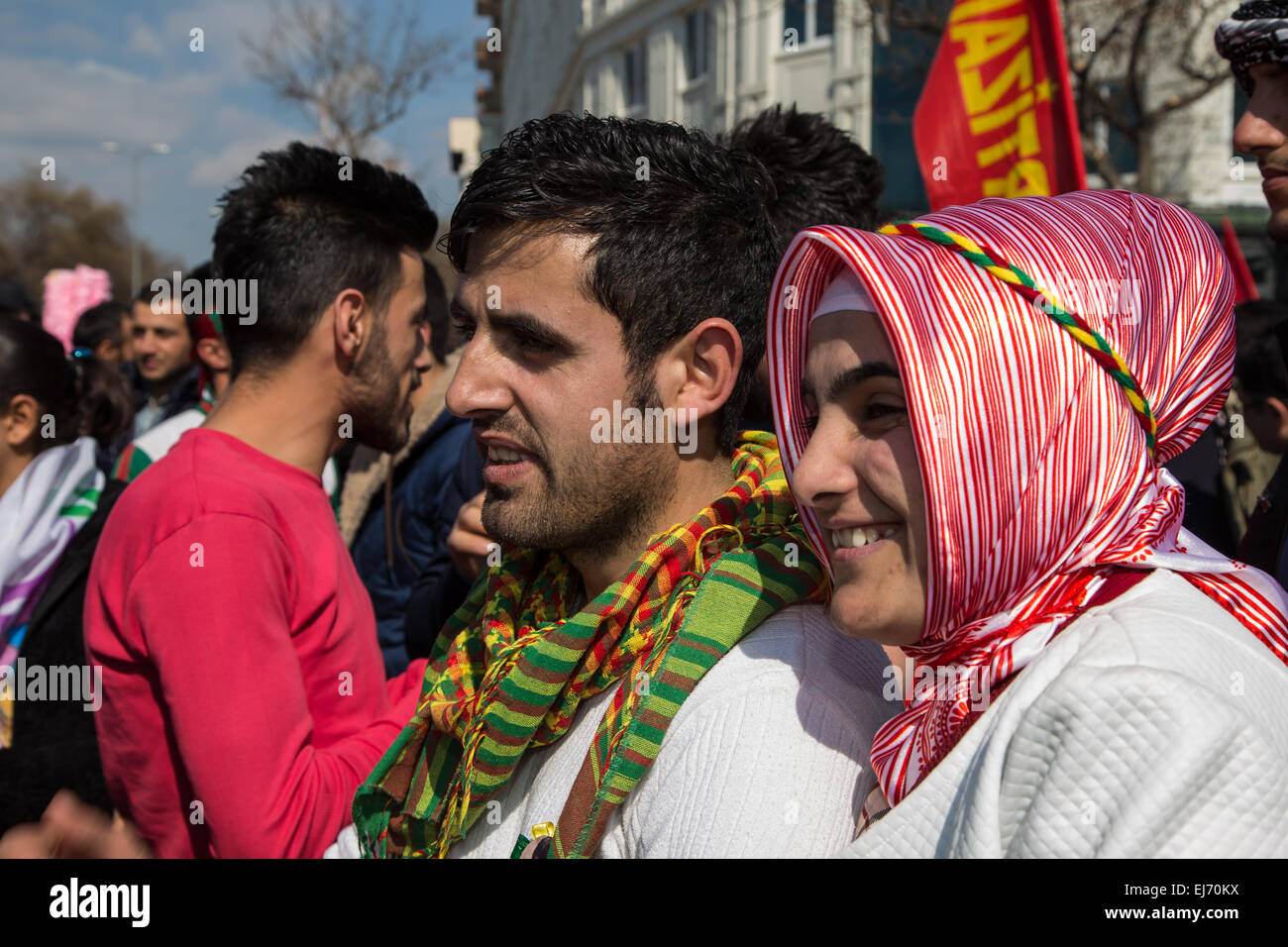 Kurdisch, Türkei. 22. März 2015. Ein paar Uhr Männer springen über das Feuer am Newroz-Fest-Rallye. © Piero Castellano/Pacific Press/Alamy Live-Nachrichten Stockfoto