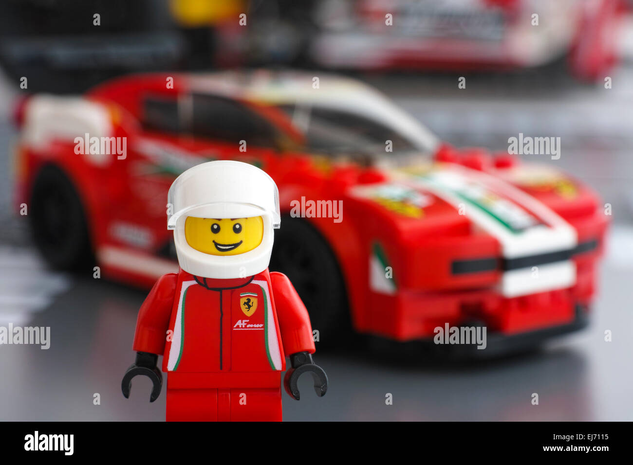 Tambow, Russische Föderation-März 18, 2015 Lego Ferrari Fahrer Minifigur von LEGO Speed Weltmeister und sein Auto Ferrari 458 Italia Stockfoto