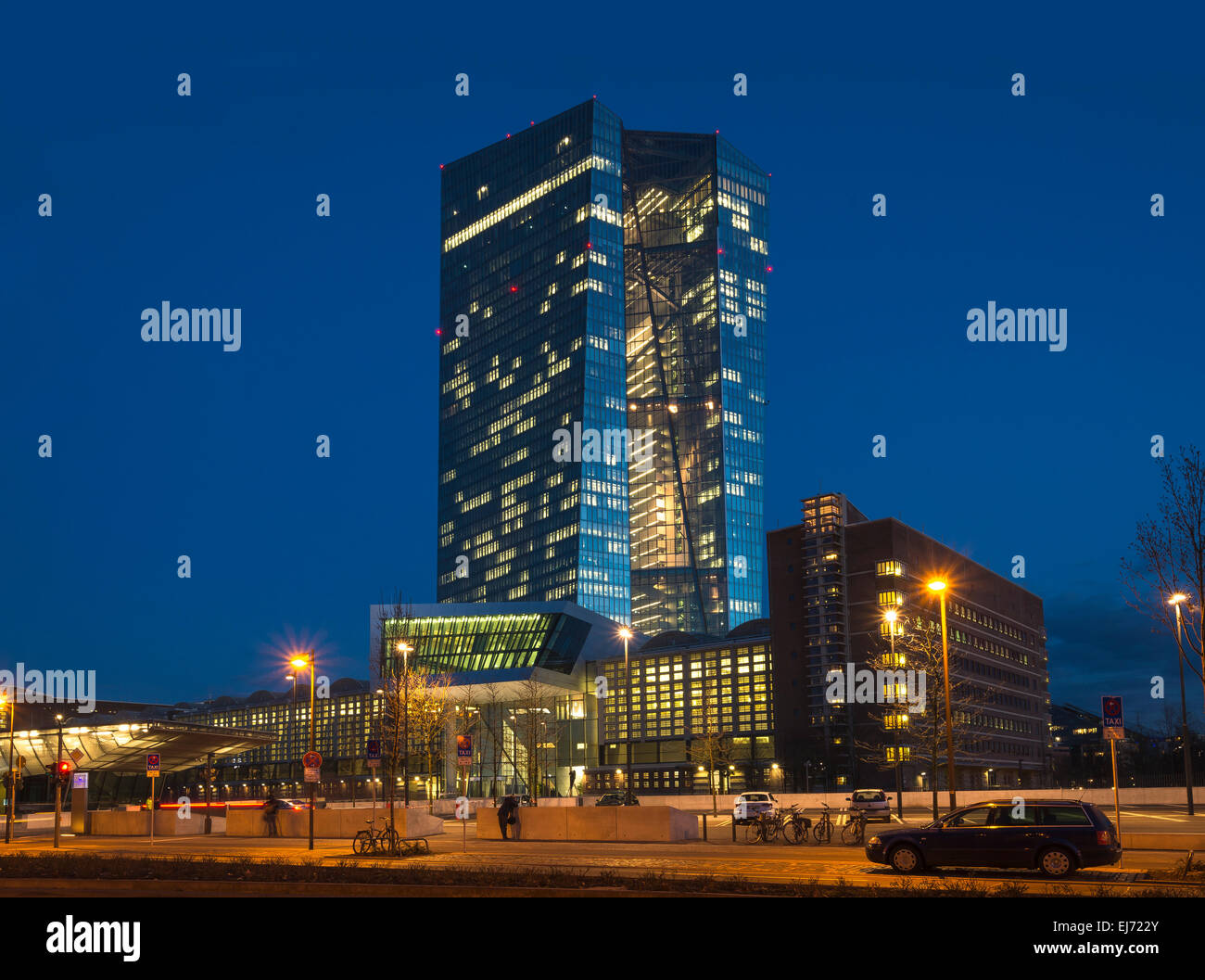 Der neue Europäische Zentralbank, EZB, Vorderseite des Gebäudes, beleuchtet in der Nacht, Frankfurt Am Main, Hessen, Deutschland Stockfoto