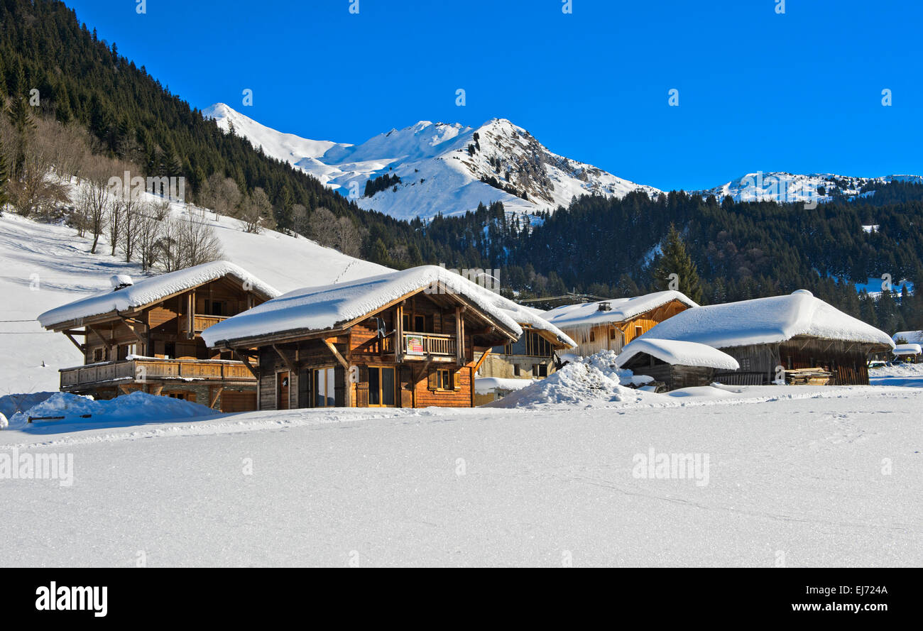 Chalets in winterlichen Vallée De La Manche, Morzine, Haute-Savoie Region Rhône-Alpes, Frankreich Stockfoto