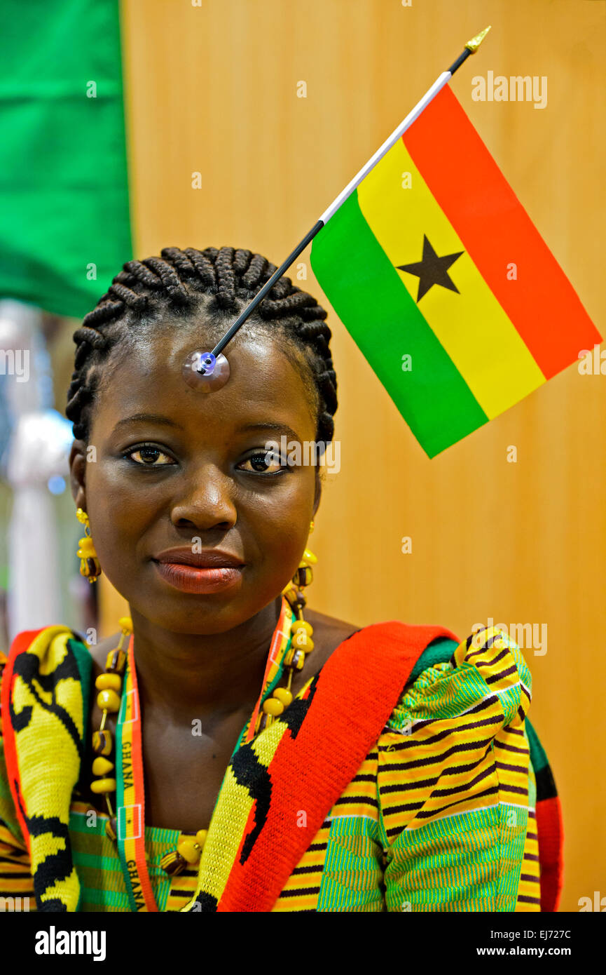 Junge Frau aus Ghana anzeigen die Flagge Ihres Landes auf Ihrer Stirn, Ghana Stockfoto