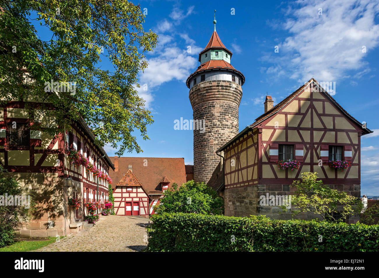 Sekretariat Gebäude mit der Schlossverwaltung, Sinwell Turm, Tiefe gut im Haus Brunnen, äußeren Burghof Stockfoto