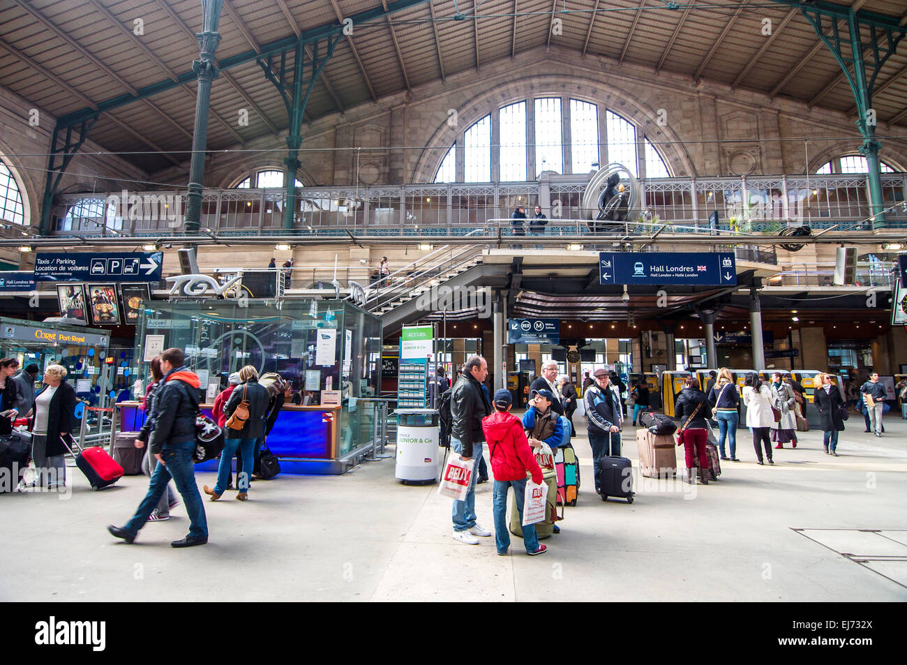 Das Innere der immer belebten Bahnhof Gare du Nord in Paris, Frankreich. Stockfoto