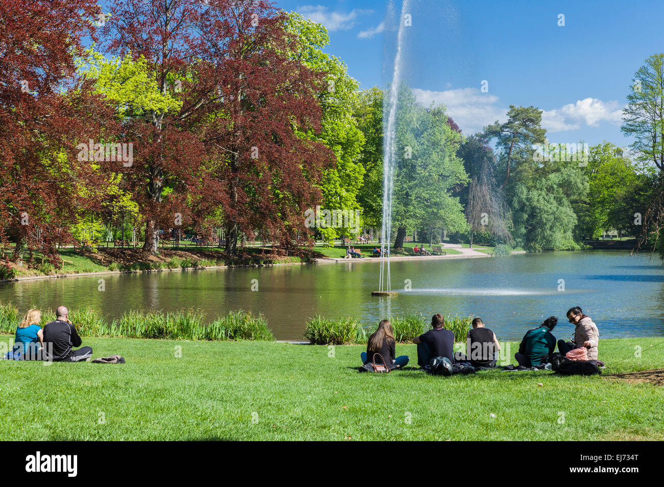 Junge Menschen entspannend, Parc de l'Orangerie, Orangerie park Strasbourg Elsass Frankreich Europa Stockfoto