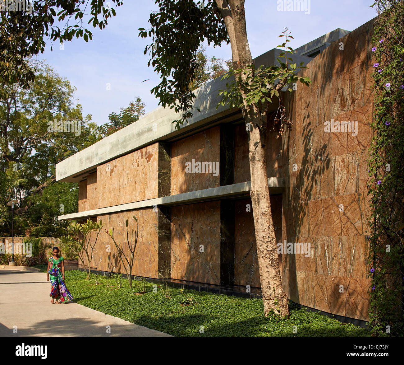 Alles in allem Außenansicht vom Haupteingang. Haus mit Mauern, Ahmedabad, Indien. Architekt: Matharoo associates, 2015. Stockfoto