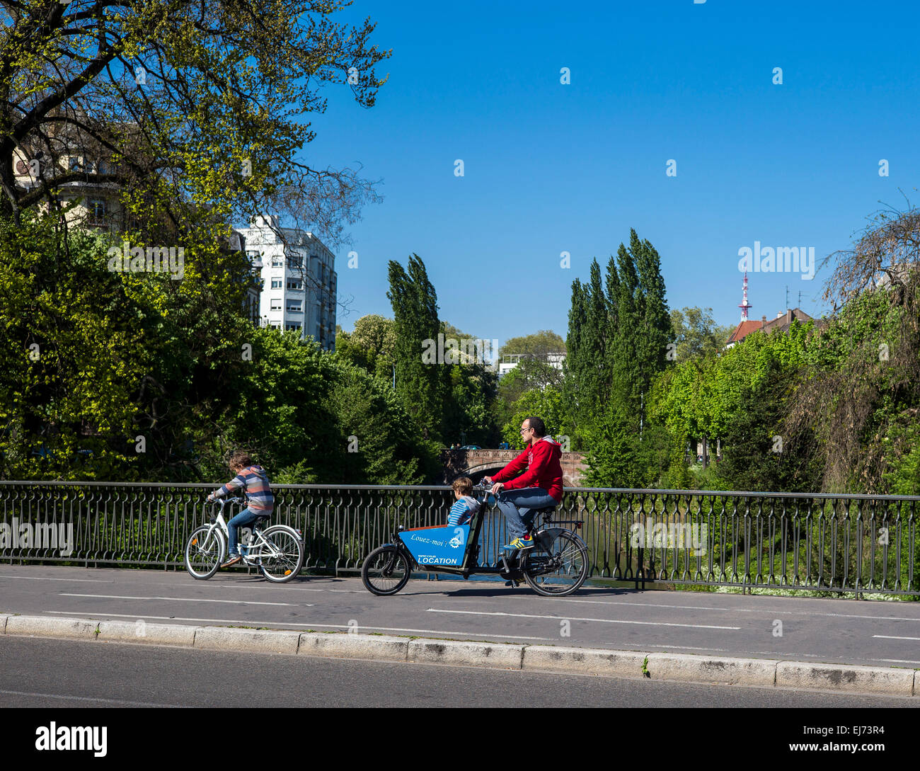 Mann und Kinder Fahrrad Lastenrad Straßburg Elsass Frankreich Europa Stockfoto