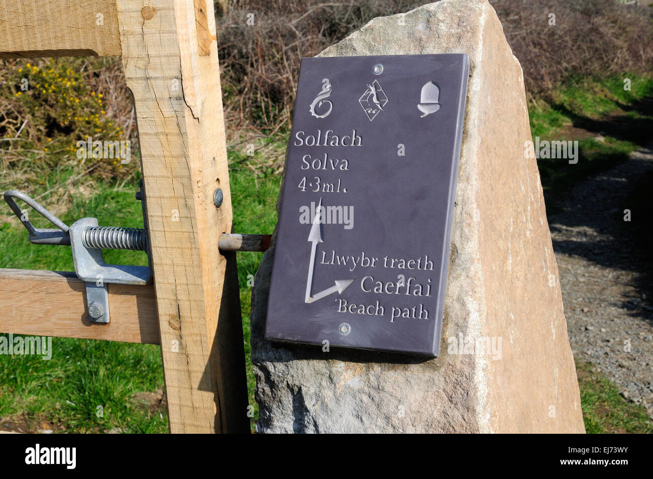 Schiefer Zweisprachiges Schild an einem Stein Caerfaii gatepost Strand Weg zu Solva St Davids Pembrokeshire Wales Cymru GROSSBRITANNIEN GB Stockfoto