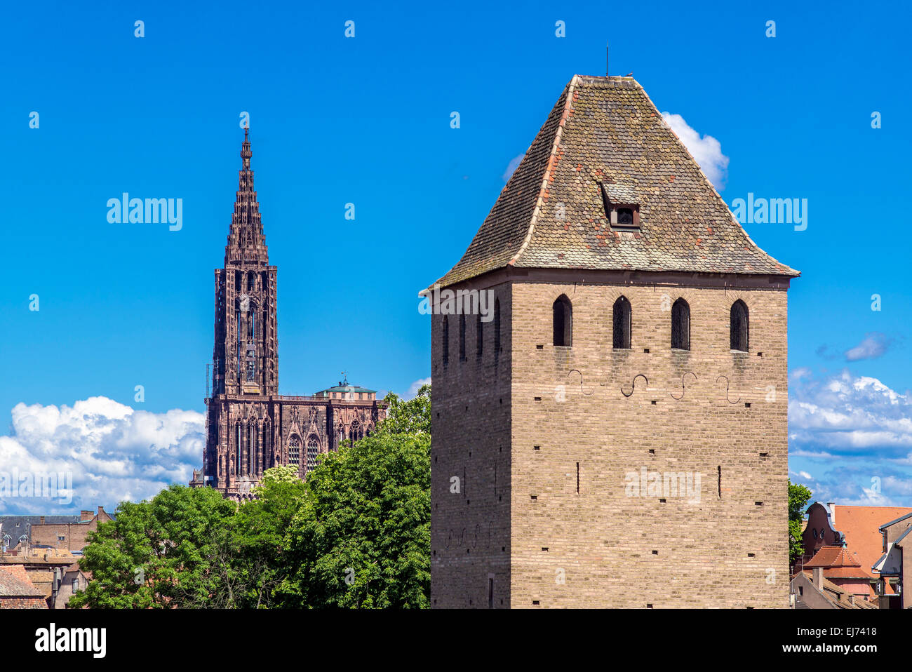 Ponts Couverts's Bridge Tower und Kathedrale, La Petite France, Straßburg, Elsass, Frankreich Europa Stockfoto