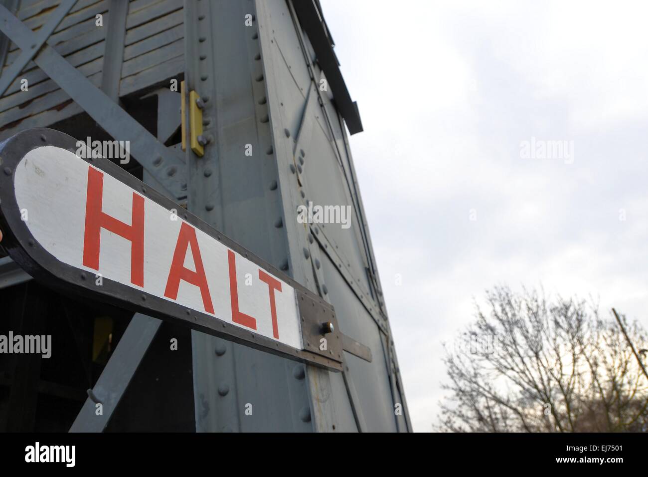 ein Schild an einer historischen Brücke Stockfoto