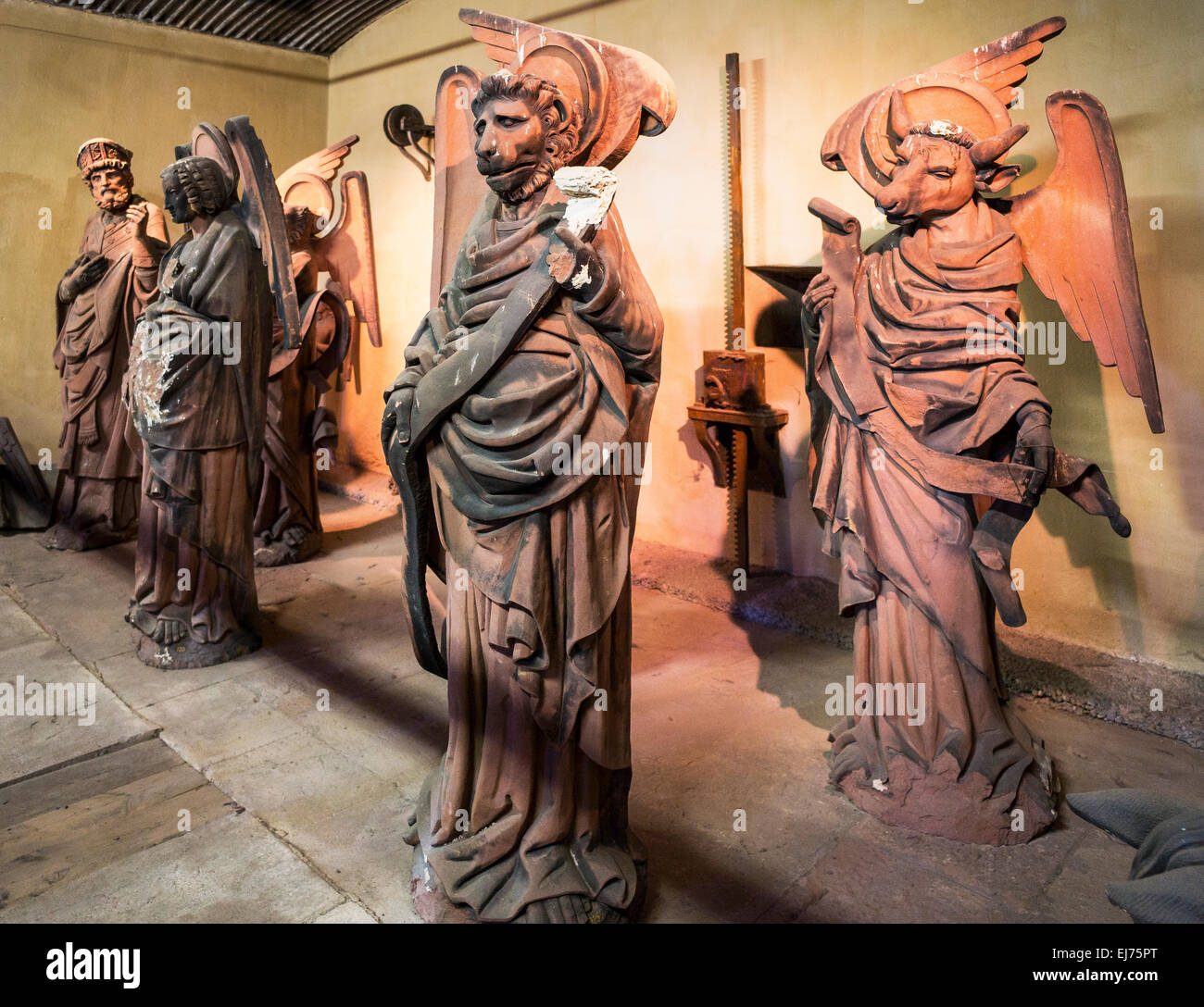 Original Sandstein Statuen vom Straßburger Münster entfernt gespeichert in das lapidarium in Barrage Vauban Dam, Straßburg, Elsass, Frankreich, Europa Stockfoto