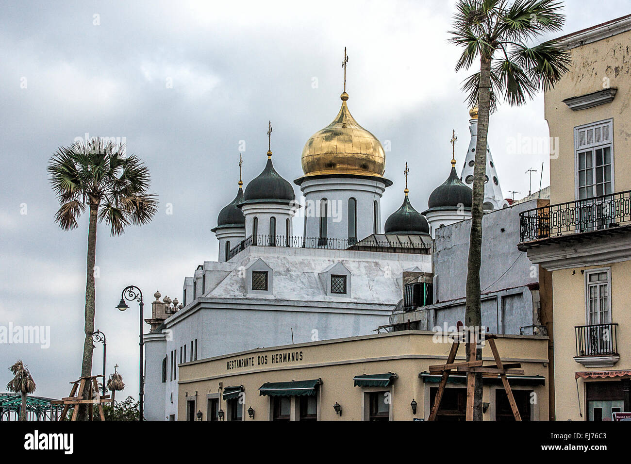 Palmen und die Russisch-orthodoxe Kirche sind der Hintergrund zu diesem Bild des beliebten Restaurant Los Dos Amigos in Havanna Kuba Stockfoto