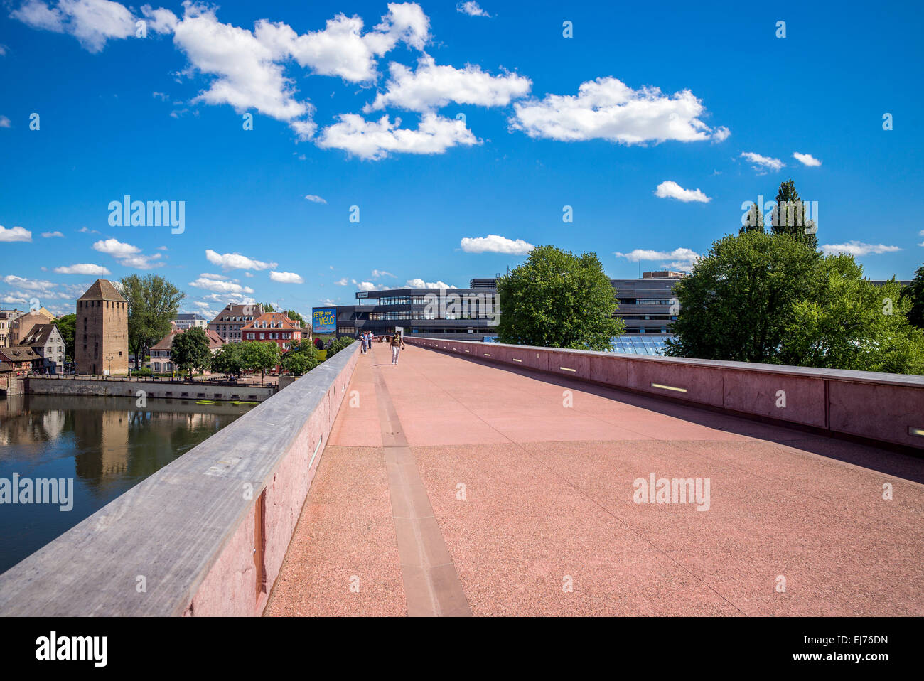 Terrasse mit Panoramablick auf die Barrage Vauban Dam, La Petite France, Straßburg, Elsass, Frankreich, Europa Stockfoto