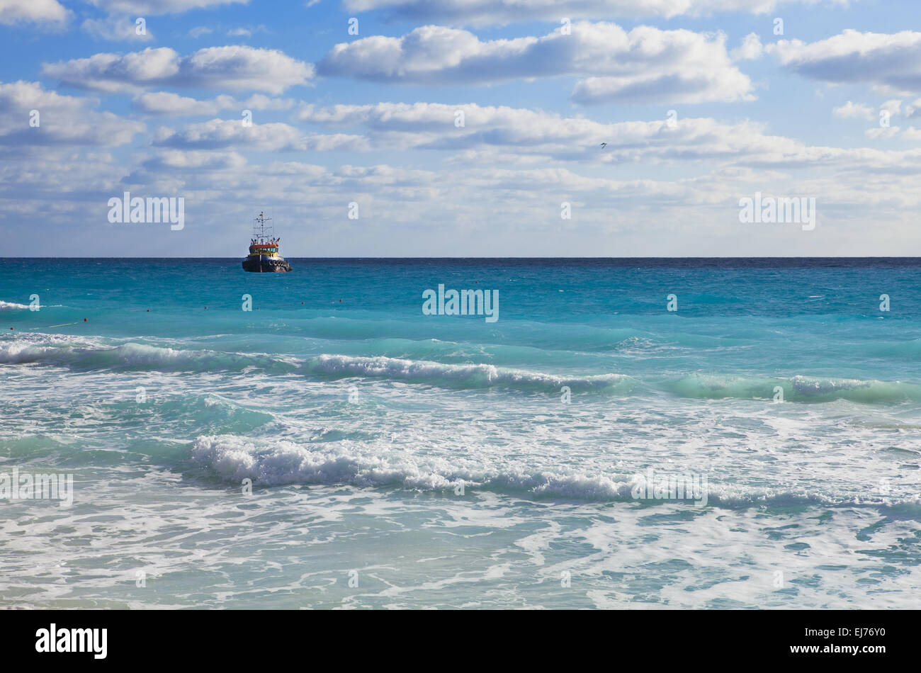 Meer und Schiff in der Ferne Stockfoto