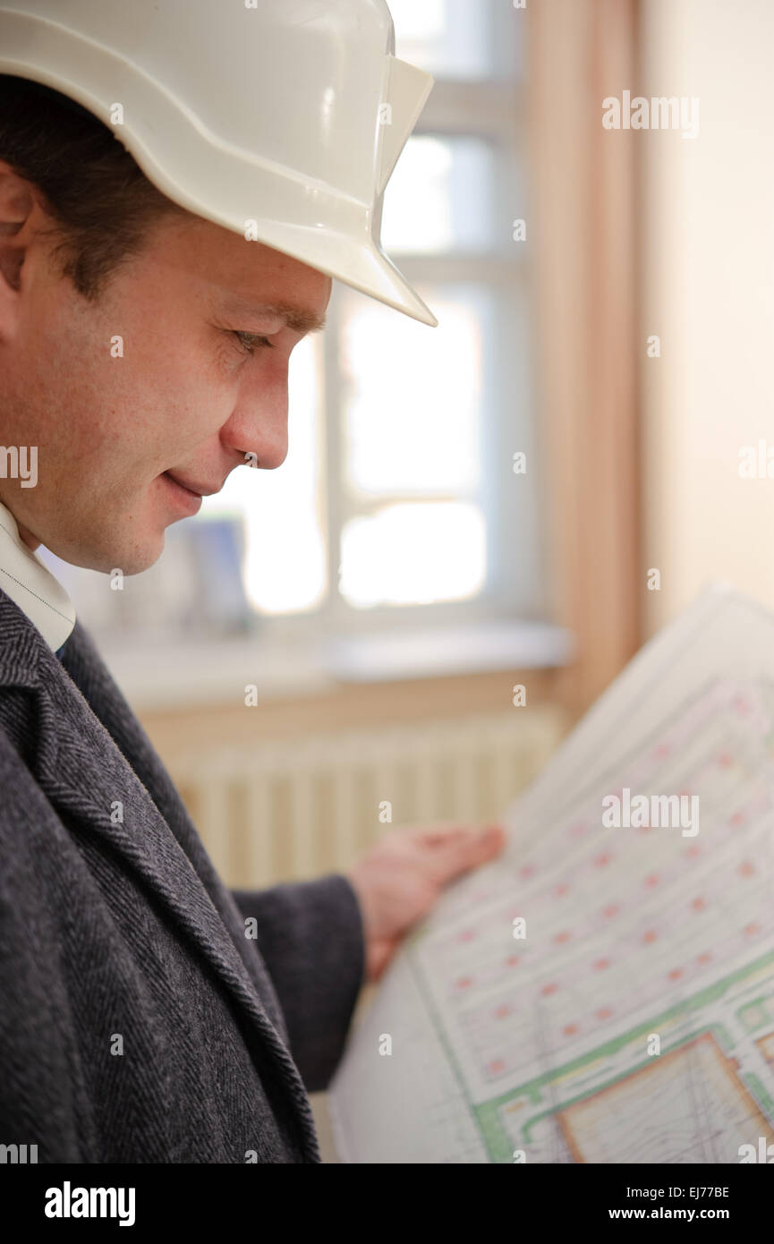 Ingenieur, die Pläne zu betrachten. Stockfoto