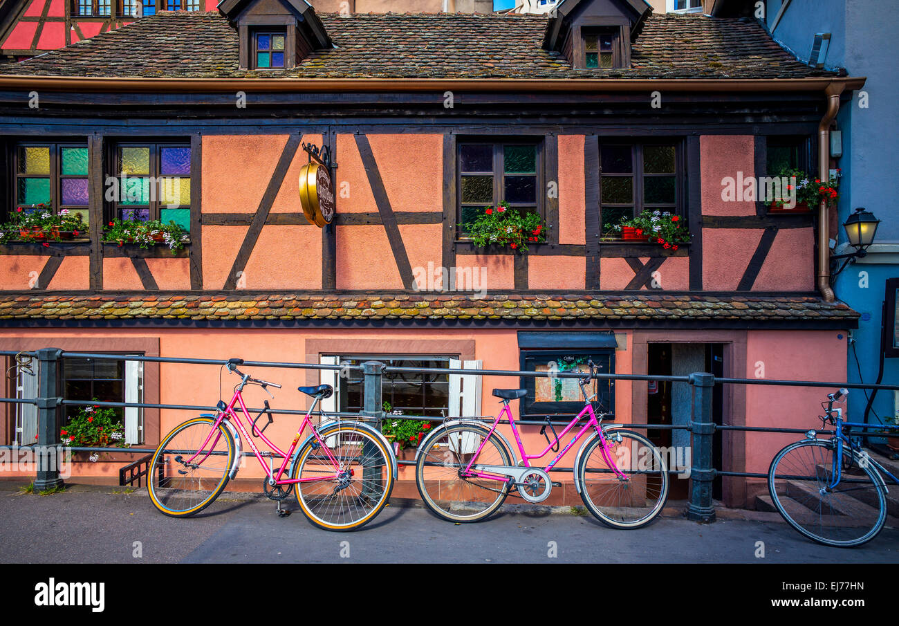 Fahrräder vor einem halben geparkt - Fachwerkhaus, La Petite France, Straßburg, Elsass, Frankreich, Europa Stockfoto