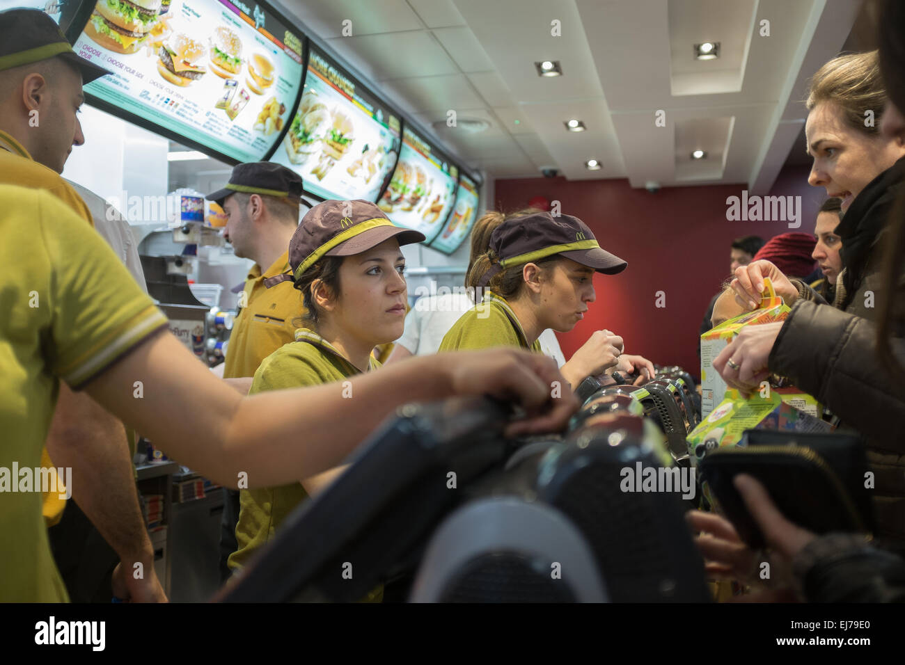 Eine Filiale von McDonalds beschäftigt zur Mittagszeit. Stockfoto