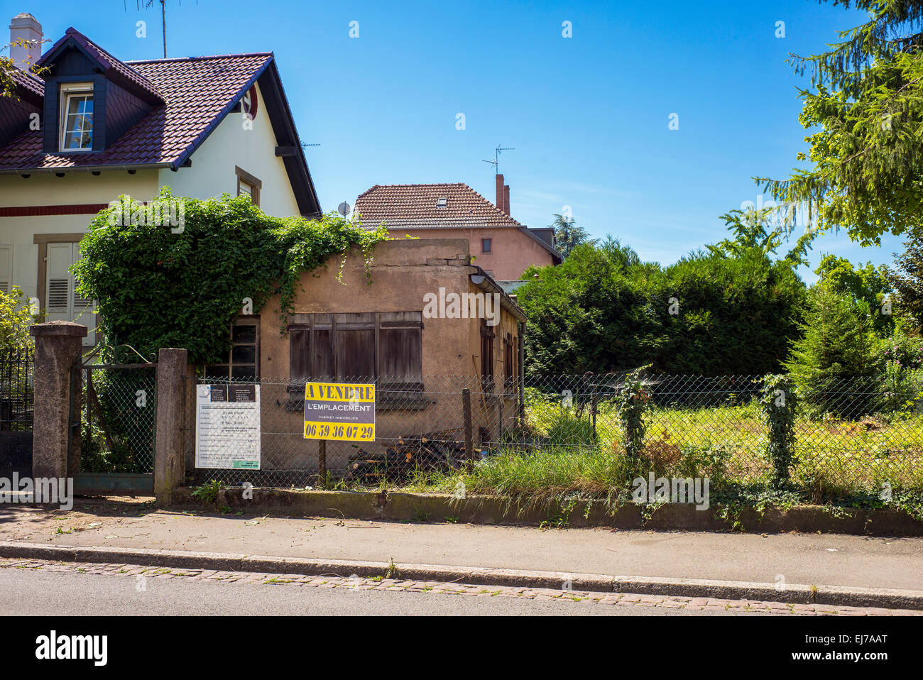 Verlassene kleine Gebäude zum Verkauf, A Vendre Zeichen, Straßburg, Elsass, Frankreich, Europa Stockfoto