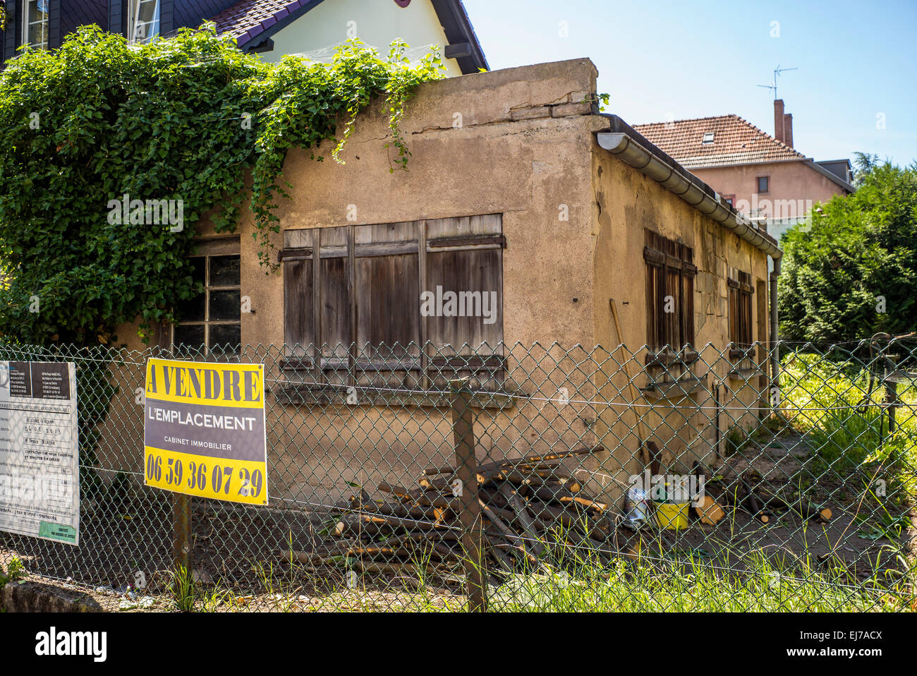Verlassene kleine Gebäude zum Verkauf, A Vendre Zeichen, Straßburg, Elsass, Frankreich, Europa Stockfoto