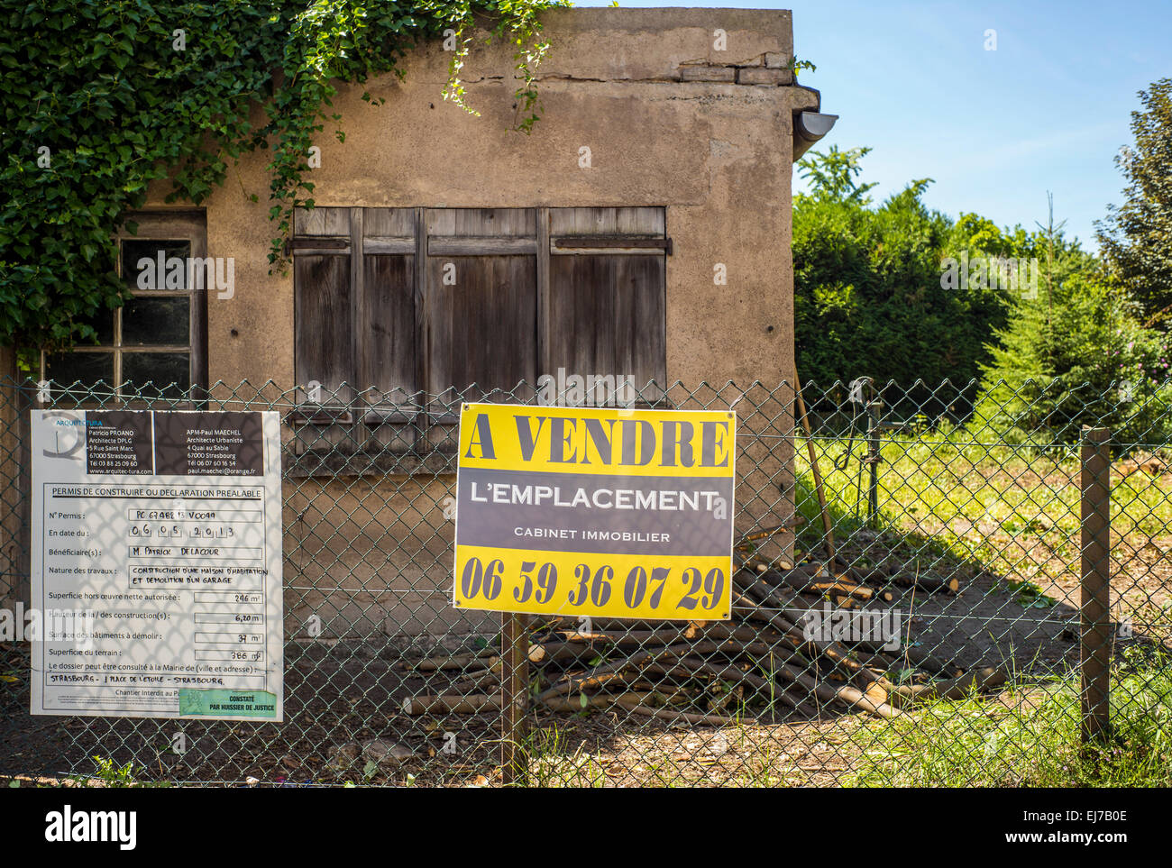 Verlassene kleine Gebäude zum Verkauf, A Vendre Zeichen, Straßburg, Elsass, Frankreich, Europa Stockfoto