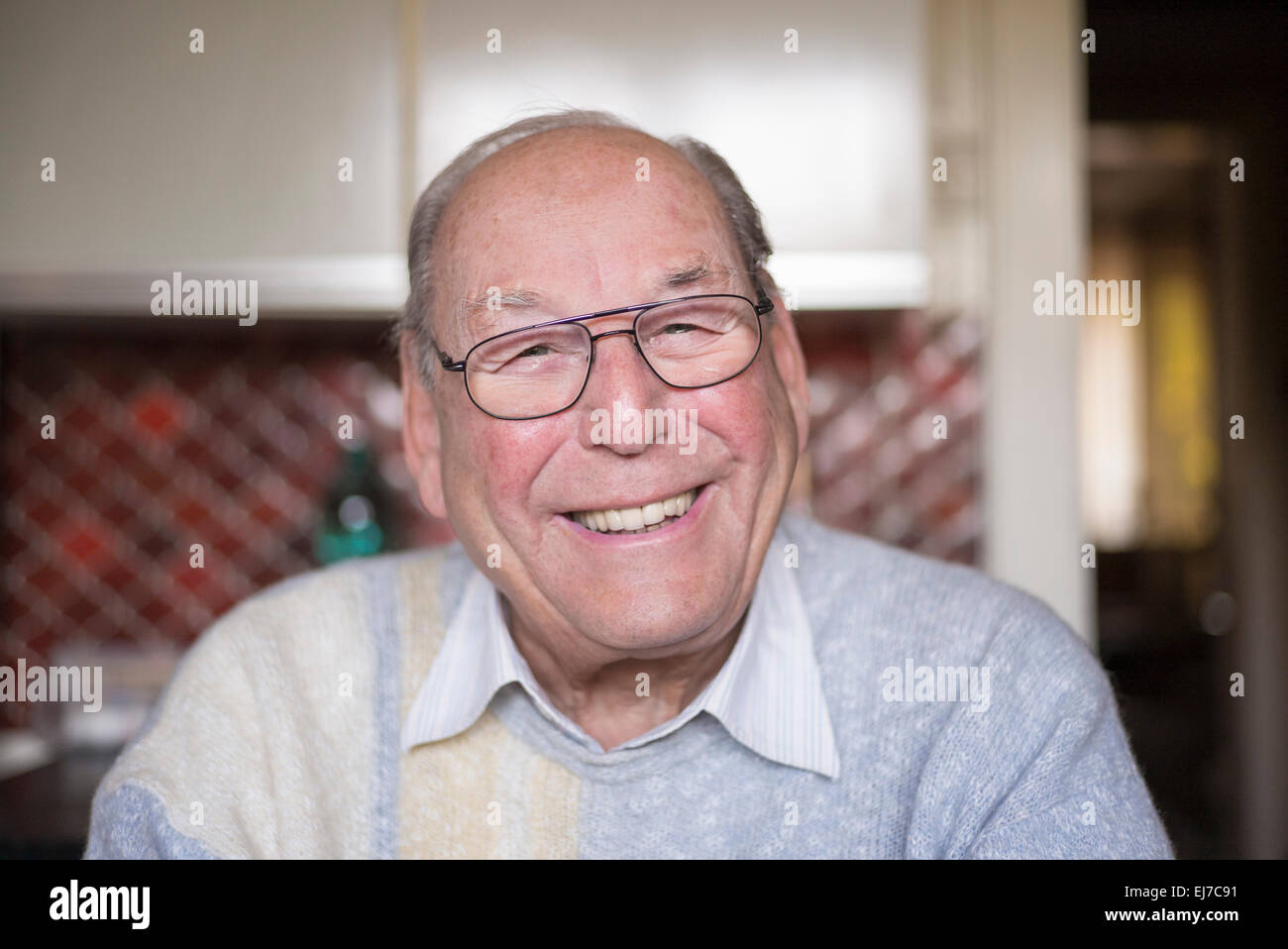 80er Jahre lächelnder älterer Mann Porträt, Porträt älterer Mann lachend Stockfoto
