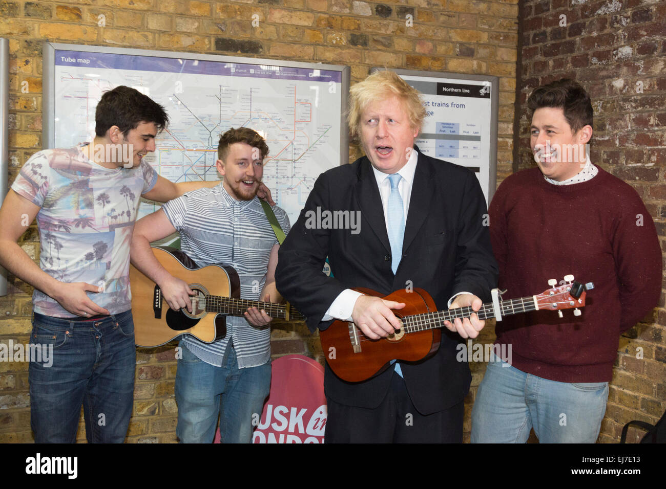 London, Großbritannien. 23. März 2015. L-R: Matt Pickersgill, Aaron Murphy, Boris Johnson und Jack Frimston. Der Bürgermeister von London Boris Johnson trat Londoner Band, die maßgeschneidert auf die diesjährige Gigs straßenmusik Wettbewerb und zwei neue Initiativen zur Unterstützung und Förderung der Straßenmusik und Straße Leistung in der Hauptstadt und darüber hinaus offiziell starten. Sie gehören Busk in London, die der Bürgermeister mit einer Reihe von Partnern eingerichtet hat Straßenmusik leichter in die Hauptstadt und war eine Straßenmusik Verhaltenskodex vorgestellt zu machen. Stockfoto