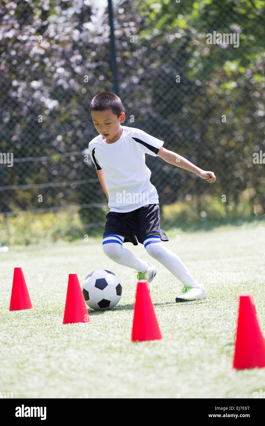 Ein Junge auf dem Fußball Feld Ausbildung allein Stockfoto