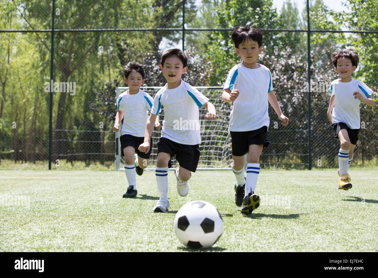 Der Junge war Skills-training auf dem Platz spielen. Stockfoto