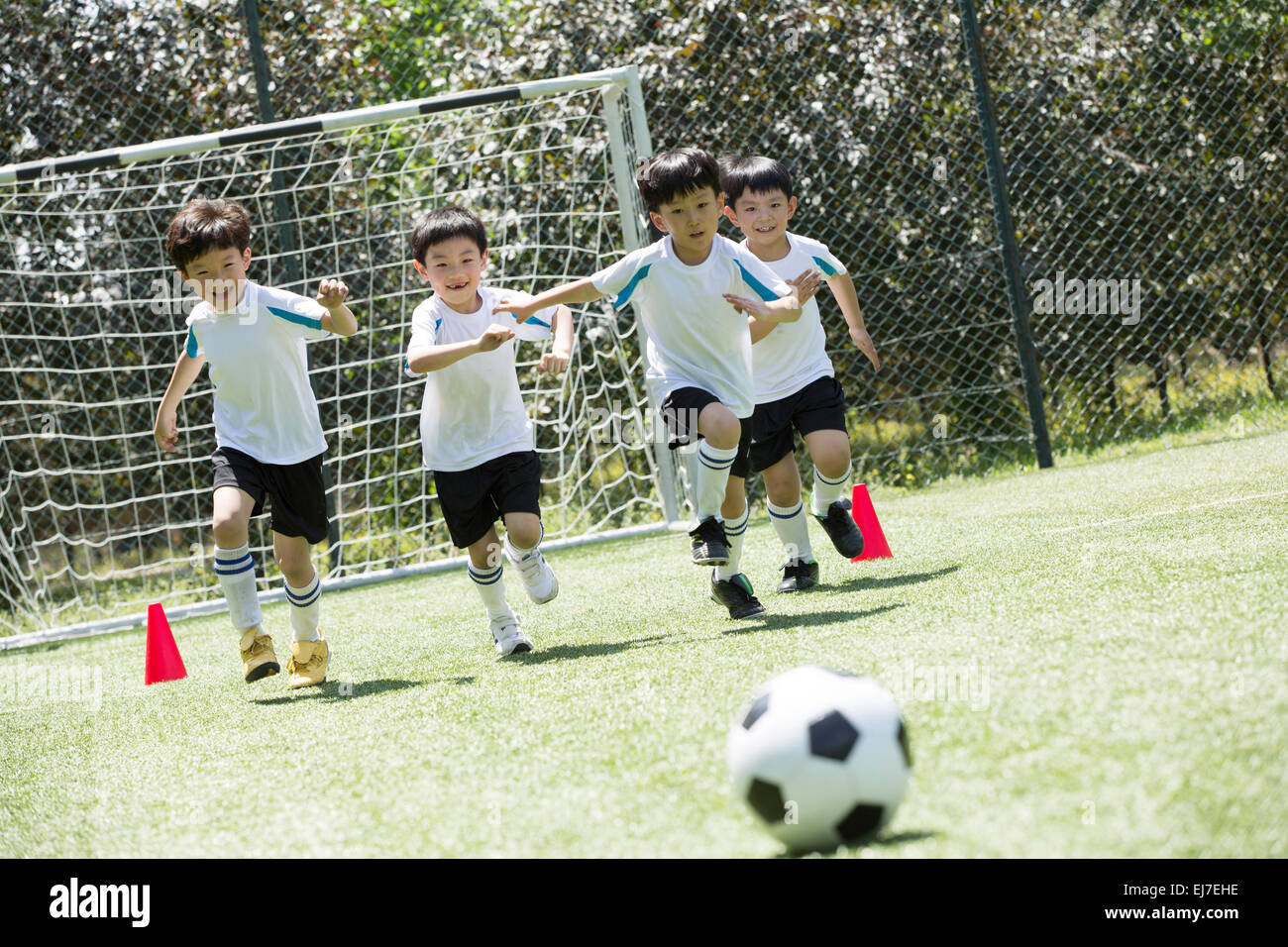 Der Junge war Skills-training auf dem Platz spielen. Stockfoto