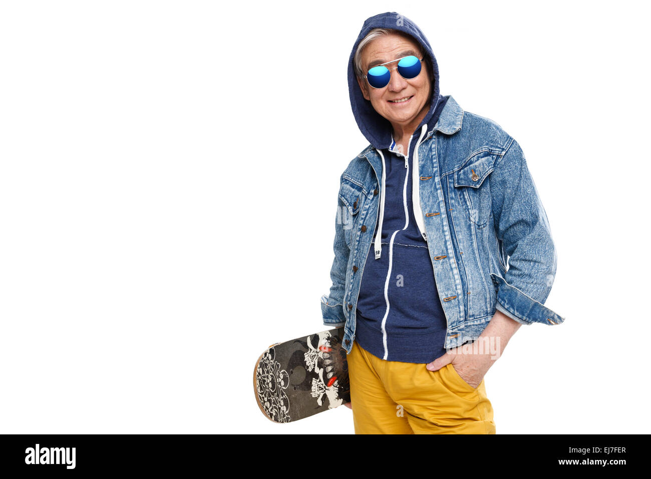 Modische Alter Mann, hält eine skateboard Stockfoto
