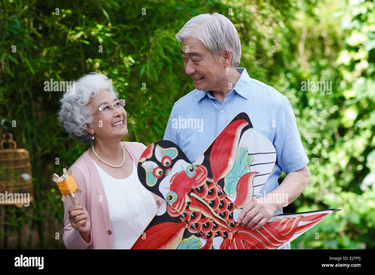 Das alte Ehepaar bereit, einen Drachen zu fliegen Stockfoto