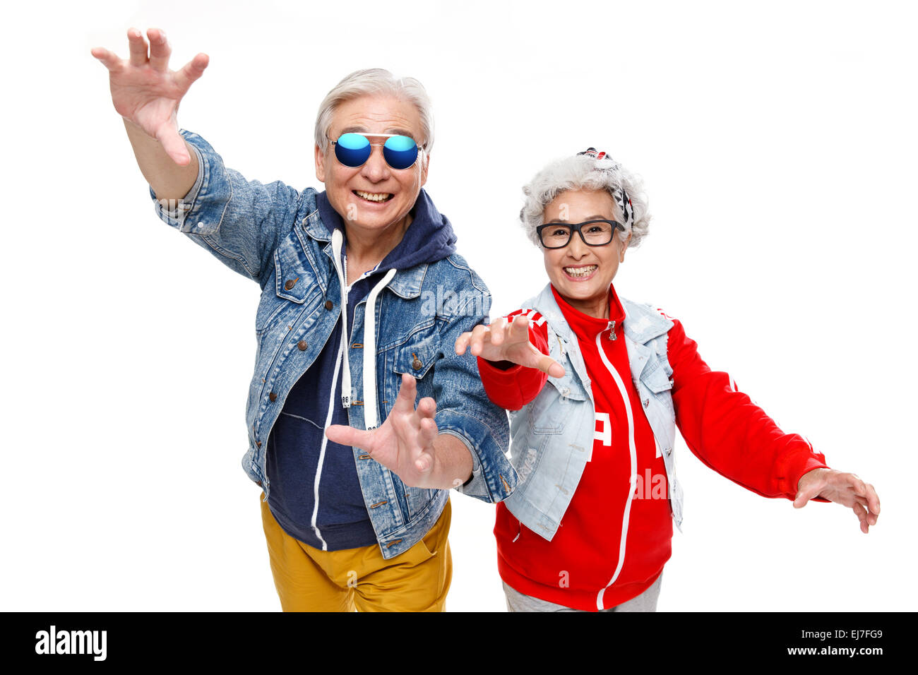 Die Mode von den älteren Ehepaar, die das Tragen einer Brille mit offenen Armen Stockfoto