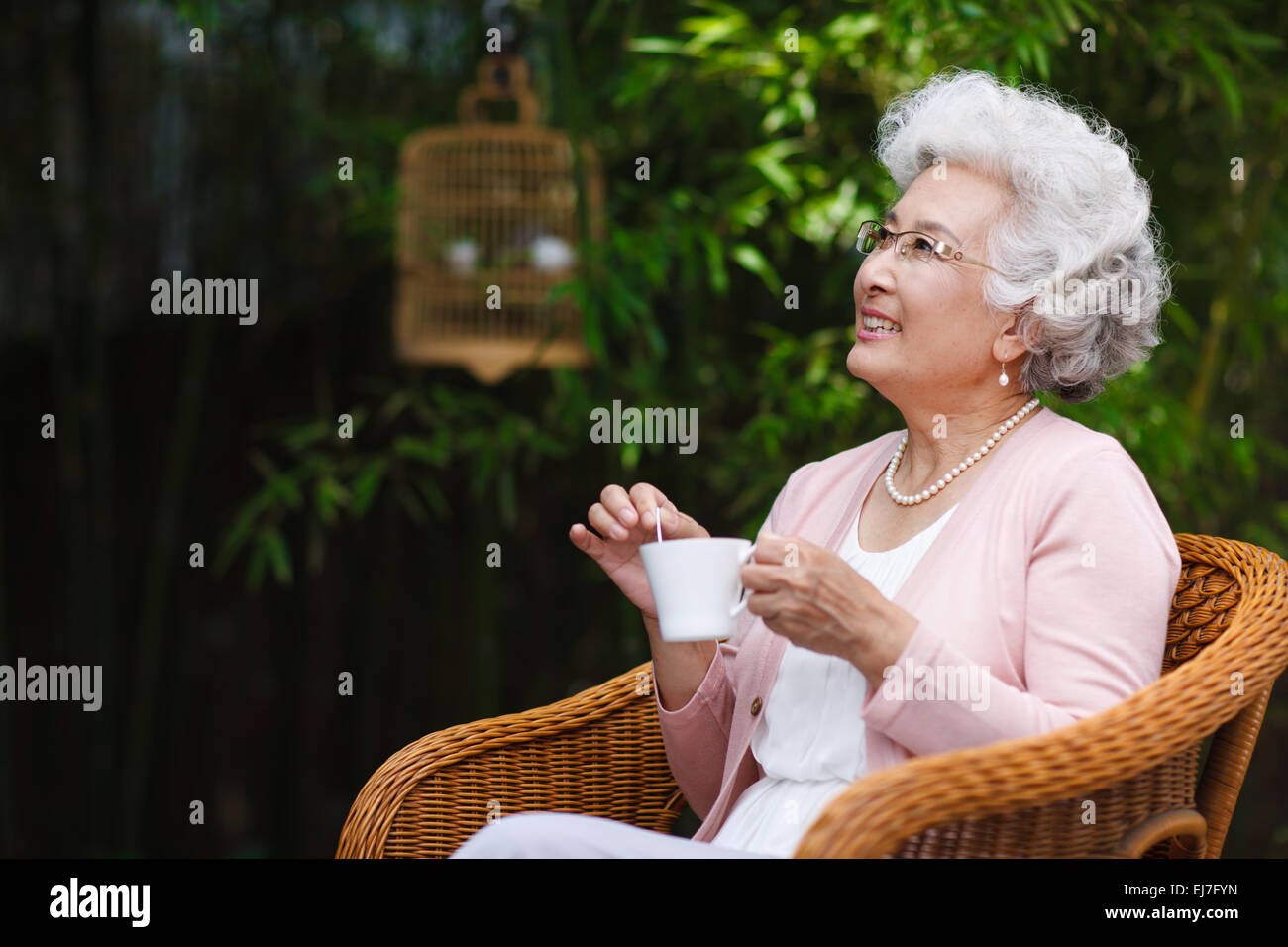 Kaffee im garten Fotos und Bildmaterial in hoher Auflösung Alamy
