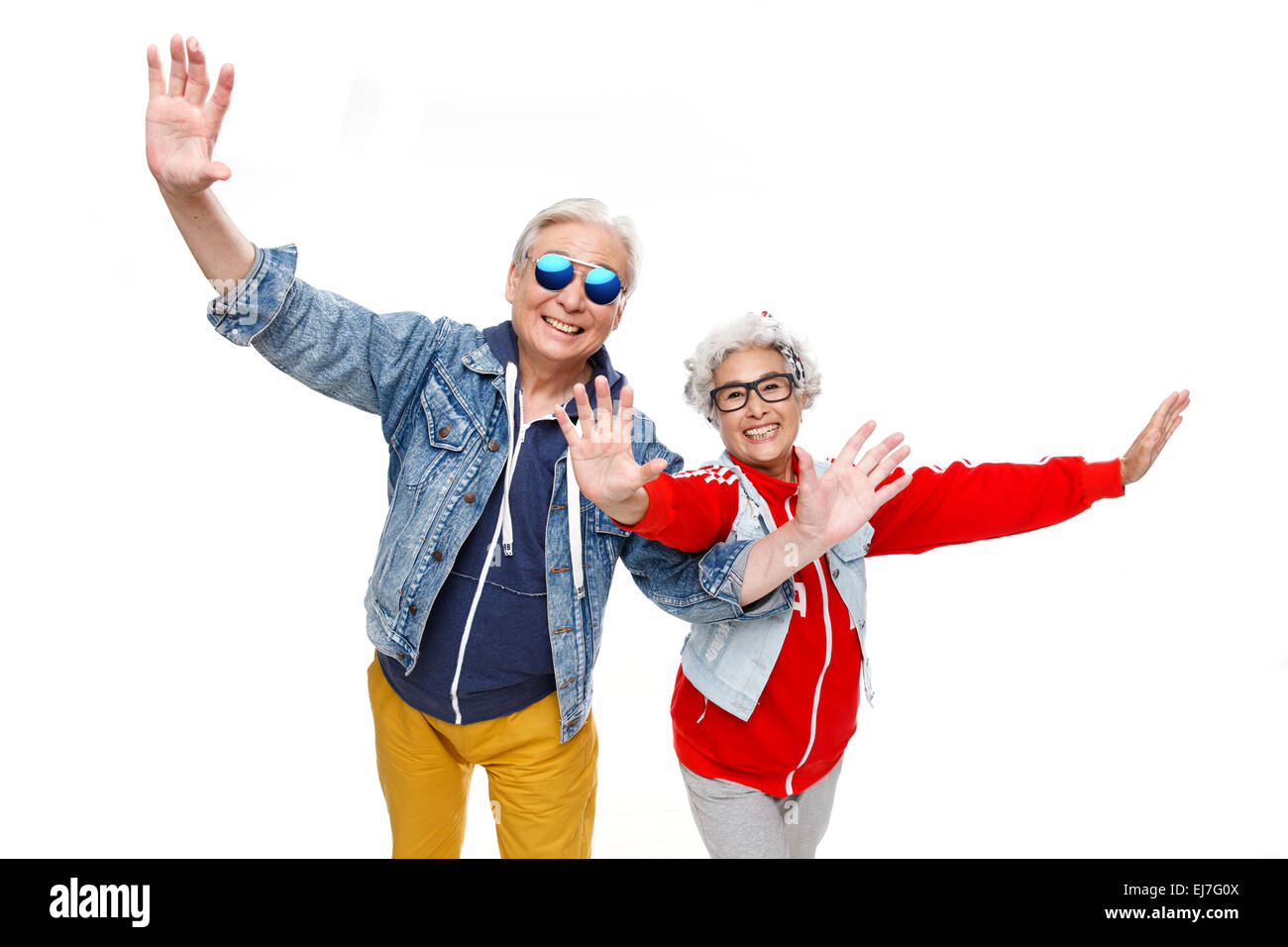 Die Mode von den älteren Ehepaar, die das Tragen einer Brille mit offenen Armen Stockfoto