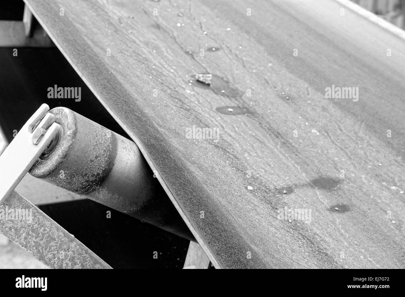 auf dem Förderband in schwarz / weiß Stockfoto