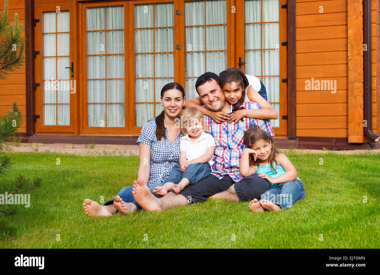 Glückliche junge Familie mit drei Kindern Stockfoto