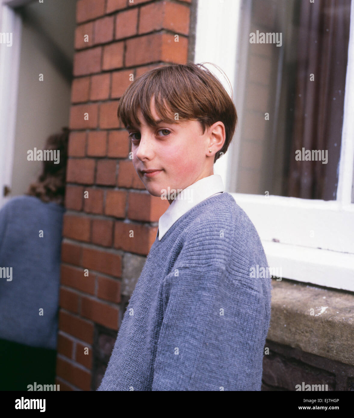 Schulporträt Schülerin in Uniform stehend vor der Ysgol Pantycelyn Sekundarschule in Llandovery, Carmarthenshire Wales, Großbritannien KATHY DEWITT Stockfoto